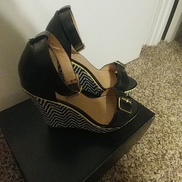 Wedge Sandal - Picture 2 of 3